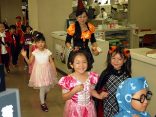 ハロウィンの衣装の子どもたちが市役所に 流山市公式携帯サイト
